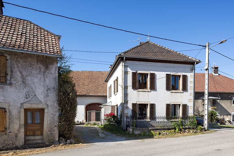 Maison de 1853, en avant de la grange (à gauche). © Sonia Dourlot / Région Bourgogne-Franche-Comté, Inventaire du patrimoine - 2019 Maison de 1853, en avant de la grange (à gauche). © Sonia Dourlot / Région Bourgogne-Franche-Comté, Inventaire du patrimoine - 2019