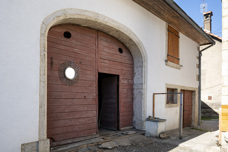 Grange : façade antérieure, de trois quarts gauche. © Sonia Dourlot / Région Bourgogne-Franche-Comté, Inventaire du patrimoine - 2019 Grange : façade antérieure, de trois quarts gauche. © Sonia Dourlot / Région Bourgogne-Franche-Comté, Inventaire du patrimoine - 2019