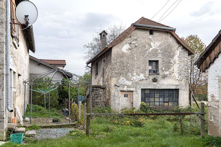Forge. Façade postérieure de la grange à gauche. © Sonia Dourlot / Région Bourgogne-Franche-Comté, Inventaire du patrimoine - 2019 Forge. Façade postérieure de la grange à gauche. © Sonia Dourlot / Région Bourgogne-Franche-Comté, Inventaire du patrimoine - 2019