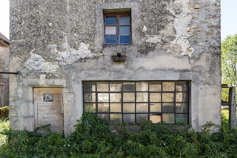 Forge, façade antérieure : porte et fenêtres. © Sonia Dourlot / Région Bourgogne-Franche-Comté, Inventaire du patrimoine - 2019 Forge, façade antérieure : porte et fenêtres. © Sonia Dourlot / Région Bourgogne-Franche-Comté, Inventaire du patrimoine - 2019