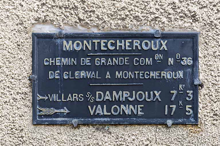 Bureau et logement : panneau indicateur sur la façade latérale droite. © Sonia Dourlot / Région Bourgogne-Franche-Comté, Inventaire du patrimoine - 2019