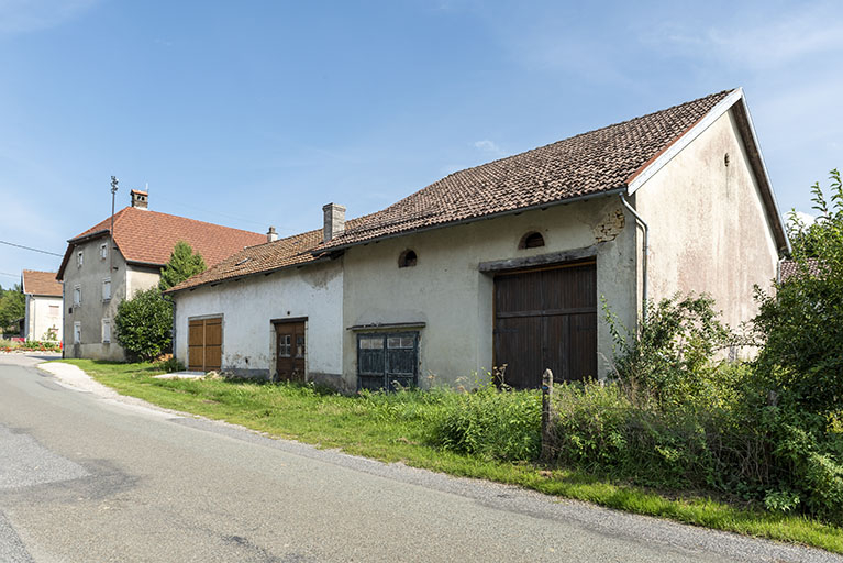 Anciennes grange et écurie, de trois quarts droite. © Sonia Dourlot / Région Bourgogne-Franche-Comté, Inventaire du patrimoine - 2019