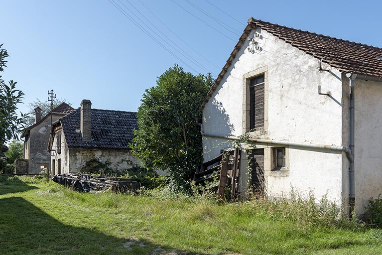 Vue d'ensemble de la forge, depuis la rue au nord. A droite, l'extrémité du bloc grange-écurie (également forge ?).  © Sonia Dourlot / Région Bourgogne-Franche-Comté, Inventaire du patrimoine - 2019