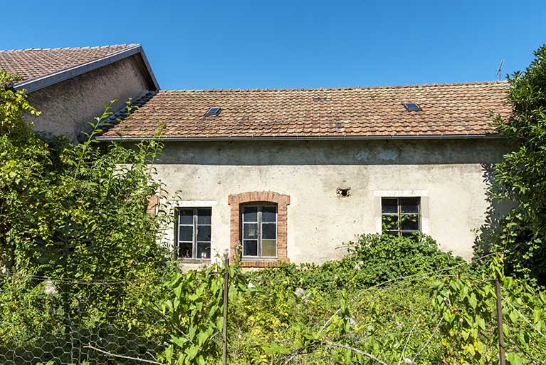 Anciennes grange et écurie : façade postérieure. © Sonia Dourlot / Région Bourgogne-Franche-Comté, Inventaire du patrimoine - 2019