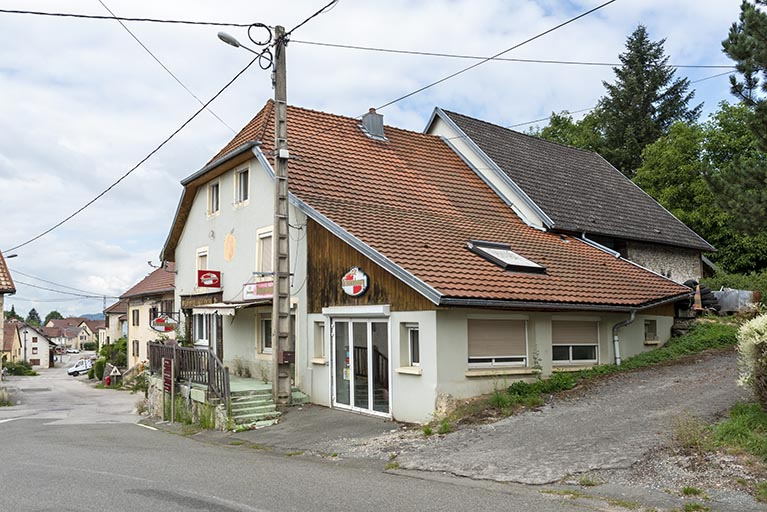 Façades antérieure et latérale droite. © Sonia Dourlot / Région Bourgogne-Franche-Comté, Inventaire du patrimoine - 2019 Façades antérieure et latérale droite. © Sonia Dourlot / Région Bourgogne-Franche-Comté, Inventaire du patrimoine - 2019
