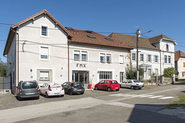 Usine (bâtiments d'origine), de trois quart gauche. Le logement est visible à droite. © Sonia Dourlot / Région Bourgogne-Franche-Comté, Inventaire du patrimoine - 2019 Usine (bâtiments d'origine), de trois quart gauche. Le logement est visible à droite. © Sonia Dourlot / Région Bourgogne-Franche-Comté, Inventaire du patrimoine - 2019