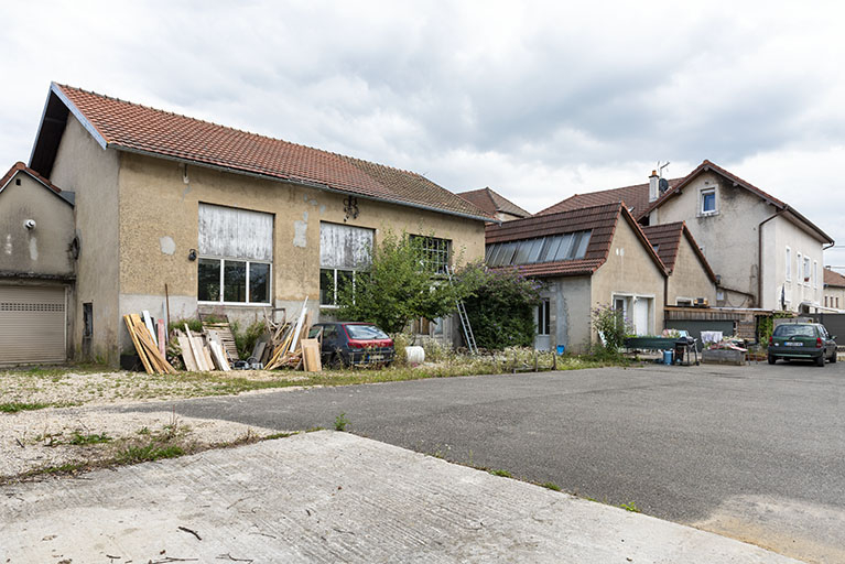 Usine : façade antérieure des ateliers, depuis la cour (à l'ouest). © Sonia Dourlot / Région Bourgogne-Franche-Comté, Inventaire du patrimoine - 2019