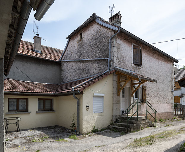Logement de 1836, de trois quarts depuis la cour. © Sonia Dourlot / Région Bourgogne-Franche-Comté, Inventaire du patrimoine - 2019 Logement de 1836, de trois quarts depuis la cour. © Sonia Dourlot / Région Bourgogne-Franche-Comté, Inventaire du patrimoine - 2019