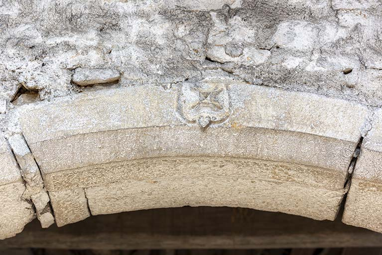 Grange, façade antérieure (partie orientale) : linteau orné © Sonia Dourlot / Région Bourgogne-Franche-Comté, Inventaire du patrimoine - 2019 Grange, façade antérieure (partie orientale) : linteau orné © Sonia Dourlot / Région Bourgogne-Franche-Comté, Inventaire du patrimoine - 2019