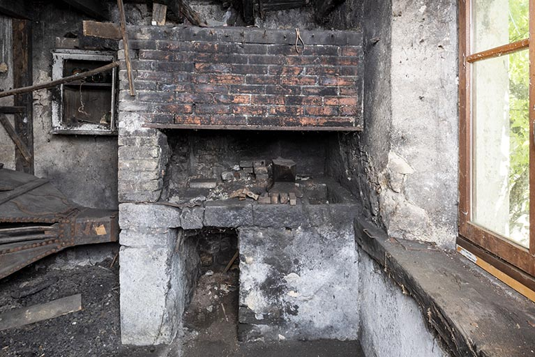 Forge : foyer et établi (à l'arrière de la fenêtre). © Sonia Dourlot / Région Bourgogne-Franche-Comté, Inventaire du patrimoine - 2019 Forge : foyer et établi (à l'arrière de la fenêtre). © Sonia Dourlot / Région Bourgogne-Franche-Comté, Inventaire du patrimoine - 2019