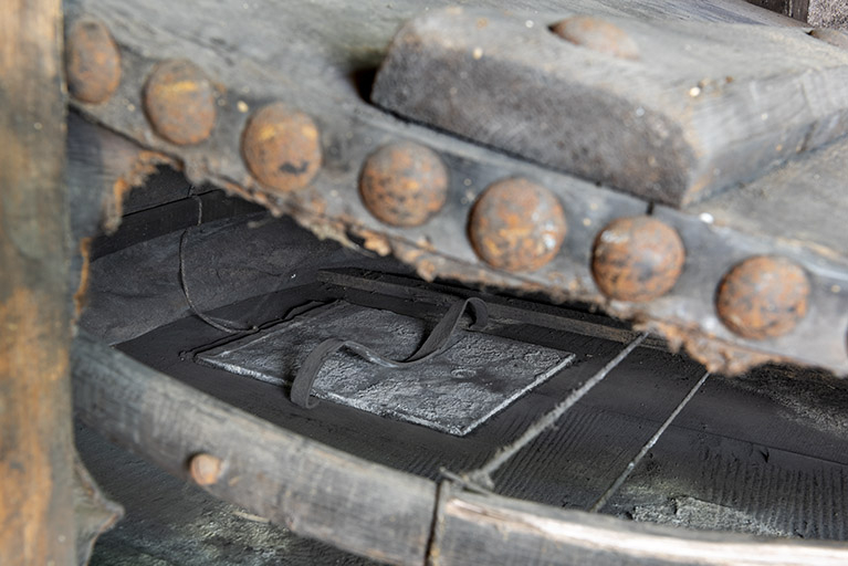 Forge : intérieur du soufflet en cuir montrant un clapet. © Sonia Dourlot / Région Bourgogne-Franche-Comté, Inventaire du patrimoine - 2019 Forge : intérieur du soufflet en cuir montrant un clapet. © Sonia Dourlot / Région Bourgogne-Franche-Comté, Inventaire du patrimoine - 2019