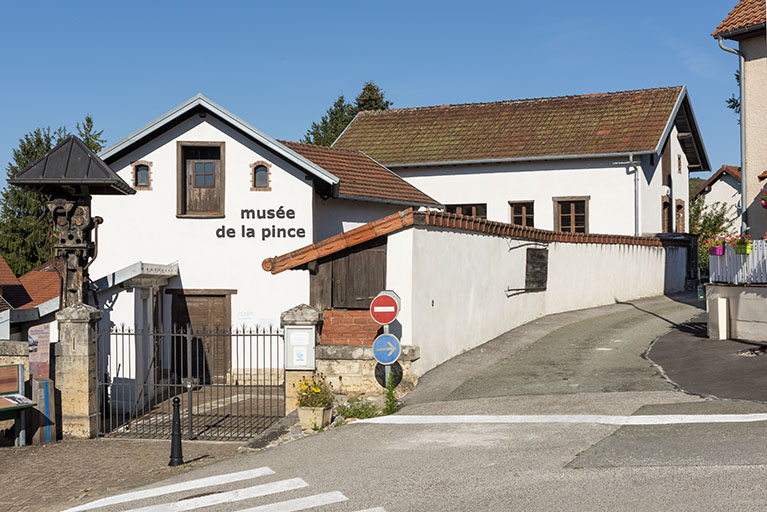Usine d'outillage (actuel musée de la Pince), 12 rue de la Pommeraie. © Sonia Dourlot / Région Bourgogne-Franche-Comté, Inventaire du patrimoine - 2019 Usine d'outillage (actuel musée de la Pince), 12 rue de la Pommeraie. © Sonia Dourlot / Région Bourgogne-Franche-Comté, Inventaire du patrimoine - 2019