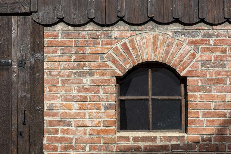 Une fenêtre de la pièce de stockage du combustible. © Sonia Dourlot / Région Bourgogne-Franche-Comté, Inventaire du patrimoine - 2019