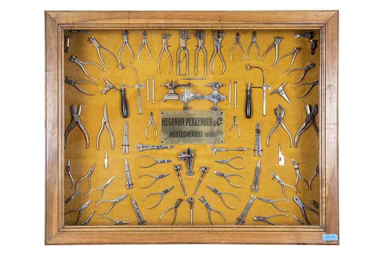 Vitrine Hugoniot-Perrenoud (musée de la Pince, Montécheroux) : assortiment de pinces et outils, dont un tour d'horloger. © Sonia Dourlot / Région Bourgogne-Franche-Comté, Inventaire du patrimoine - 2019 Vitrine Hugoniot-Perrenoud (musée de la Pince, Montécheroux) : assortiment de pinces et outils, dont un tour d'horloger. © Sonia Dourlot / Région Bourgogne-Franche-Comté, Inventaire du patrimoine - 2019