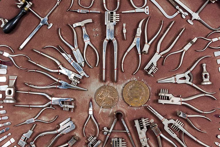 Meuble d'exposition Hugoniot-Tissot : assortiment de pinces, brucelles, etc. (vue rapprochée). © Sonia Dourlot / Région Bourgogne-Franche-Comté, Inventaire du patrimoine - 2019