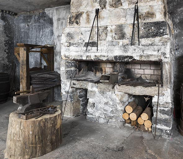 Atelier de fabrication : feu de forge et soufflet (donnés au musée par Bernard Chaney). © Sonia Dourlot / Région Bourgogne-Franche-Comté, Inventaire du patrimoine - 2019