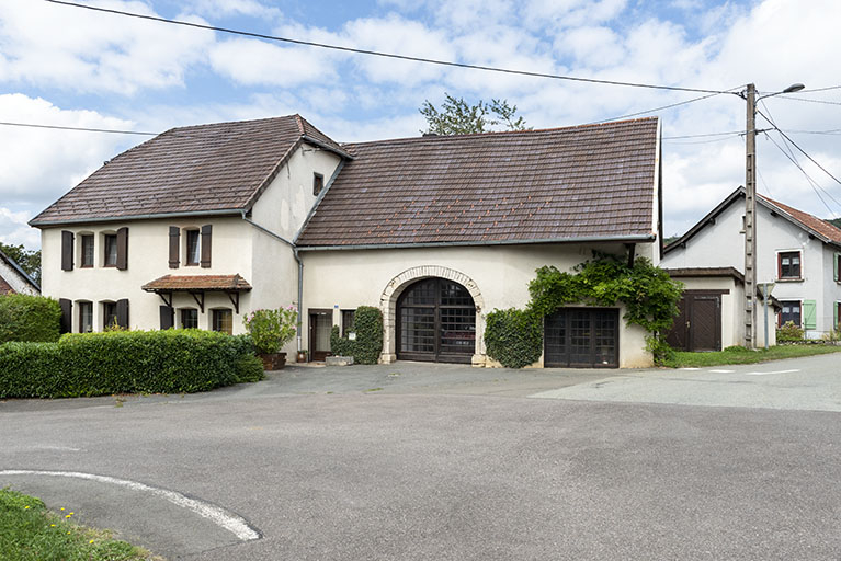 Vue d'ensemble, de trois quarts droite. © Sonia Dourlot / Région Bourgogne-Franche-Comté, Inventaire du patrimoine - 2019