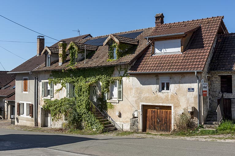 Vue d'ensemble, de trois quarts droite. La maison correspond au corps de bâtiment central. © Sonia Dourlot / Région Bourgogne-Franche-Comté, Inventaire du patrimoine - 2019