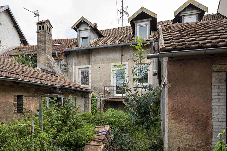 Façade postérieure. Dépendance à gauche, forge à droite. © Sonia Dourlot / Région Bourgogne-Franche-Comté, Inventaire du patrimoine - 2019