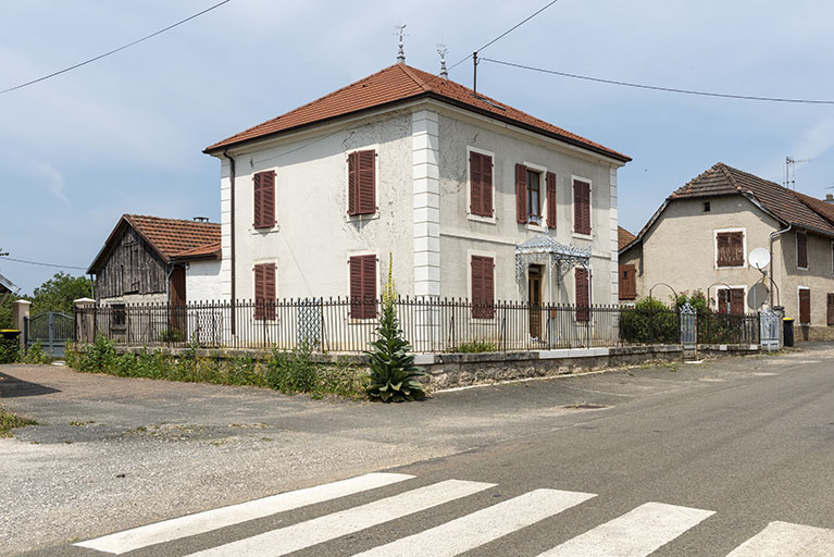 Vue d'ensemble, de trois quarts gauche. © Sonia Dourlot / Région Bourgogne-Franche-Comté, Inventaire du patrimoine - 2019 Vue d'ensemble, de trois quarts gauche. © Sonia Dourlot / Région Bourgogne-Franche-Comté, Inventaire du patrimoine - 2019