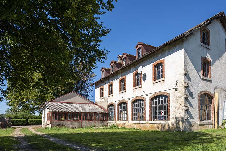 Forge (façade postérieure) et atelier principal (façade latérale droite). © Sonia Dourlot / Région Bourgogne-Franche-Comté, Inventaire du patrimoine - 2019