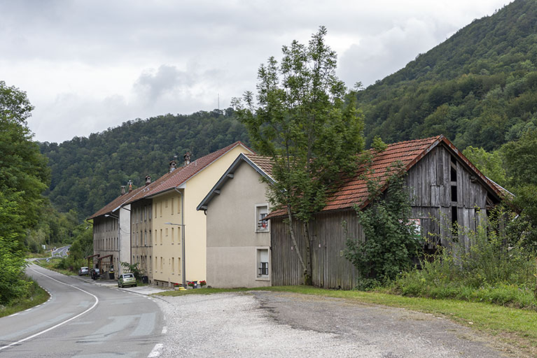 Vue d'ensemble, depuis la route à l'ouest. © Sonia Dourlot / Région Bourgogne-Franche-Comté, Inventaire du patrimoine - 2019 Vue d'ensemble, depuis la route à l'ouest. © Sonia Dourlot / Région Bourgogne-Franche-Comté, Inventaire du patrimoine - 2019