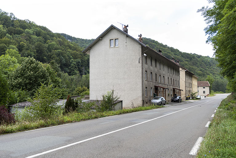 Vue d'ensemble, depuis la route à l'est. © Sonia Dourlot / Région Bourgogne-Franche-Comté, Inventaire du patrimoine - 2019 Vue d'ensemble, depuis la route à l'est. © Sonia Dourlot / Région Bourgogne-Franche-Comté, Inventaire du patrimoine - 2019