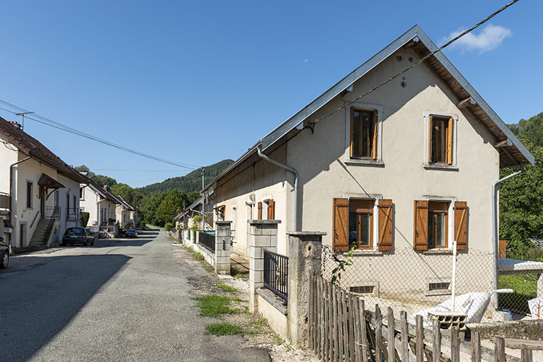 Côté gauche de la rue, depuis son extrémité orientale. Au premier plan maison aux n° 125 et 126 (cadastrée AD 130 et 131). © Sonia Dourlot / Région Bourgogne-Franche-Comté, Inventaire du patrimoine - 2019 Côté gauche de la rue, depuis son extrémité orientale. Au premier plan maison aux n° 125 et 126 (cadastrée AD 130 et 131). © Sonia Dourlot / Région Bourgogne-Franche-Comté, Inventaire du patrimoine - 2019