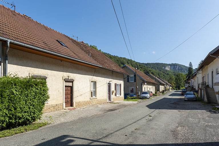 Côté gauche de la rue, depuis son extrémité occidentale. Au premier plan maison aux n° 119 et 120 (cadastrée AD 113, 119 et 120). © Sonia Dourlot / Région Bourgogne-Franche-Comté, Inventaire du patrimoine - 2019 Côté gauche de la rue, depuis son extrémité occidentale. Au premier plan maison aux n° 119 et 120 (cadastrée AD 113, 119 et 120). © Sonia Dourlot / Région Bourgogne-Franche-Comté, Inventaire du patrimoine - 2019