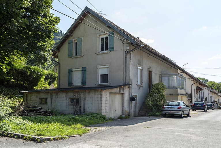 Côté droit de la rue, depuis son extrémité orientale. Au premier plan maison aux n° 117 et 118 (cadastrée AD 160 et 161). © Sonia Dourlot / Région Bourgogne-Franche-Comté, Inventaire du patrimoine - 2019 Côté droit de la rue, depuis son extrémité orientale. Au premier plan maison aux n° 117 et 118 (cadastrée AD 160 et 161). © Sonia Dourlot / Région Bourgogne-Franche-Comté, Inventaire du patrimoine - 2019