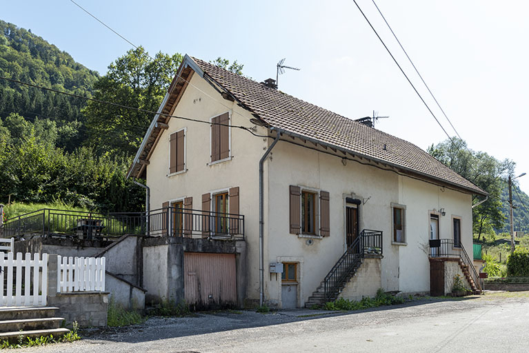 Maison aux n° 109 et 110 (cadastrée AD 157, 158, 172 et 173) : façade antérieure, de trois quarts gauche. © Sonia Dourlot / Région Bourgogne-Franche-Comté, Inventaire du patrimoine - 2019 Maison aux n° 109 et 110 (cadastrée AD 157, 158, 172 et 173) : façade antérieure, de trois quarts gauche. © Sonia Dourlot / Région Bourgogne-Franche-Comté, Inventaire du patrimoine - 2019