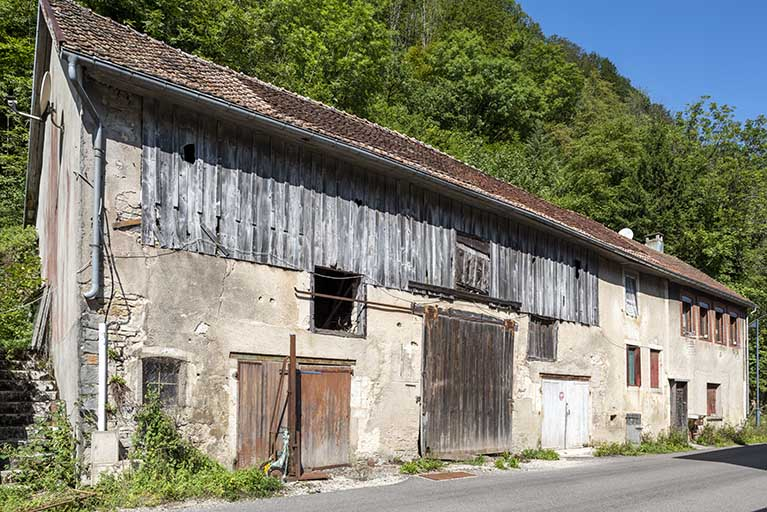 Logement occidental : façade antérieure, de trois quarts gauche. © Sonia Dourlot / Région Bourgogne-Franche-Comté, Inventaire du patrimoine - 2019 Logement occidental : façade antérieure, de trois quarts gauche. © Sonia Dourlot / Région Bourgogne-Franche-Comté, Inventaire du patrimoine - 2019