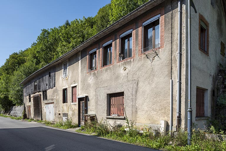 Logement occidental : façade antérieure, de trois quarts droite. © Sonia Dourlot / Région Bourgogne-Franche-Comté, Inventaire du patrimoine - 2019 Logement occidental : façade antérieure, de trois quarts droite. © Sonia Dourlot / Région Bourgogne-Franche-Comté, Inventaire du patrimoine - 2019