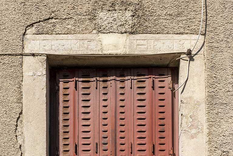 Logement occidental, façade antérieure : linteau daté. © Sonia Dourlot / Région Bourgogne-Franche-Comté, Inventaire du patrimoine - 2019 Logement occidental, façade antérieure : linteau daté. © Sonia Dourlot / Région Bourgogne-Franche-Comté, Inventaire du patrimoine - 2019