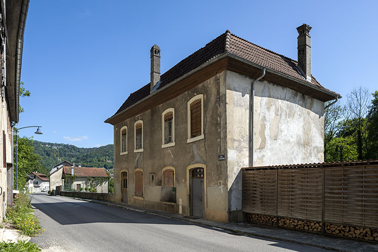 Logement, de trois quarts droite (élévations antérieure et latérale droite). © Sonia Dourlot / Région Bourgogne-Franche-Comté, Inventaire du patrimoine - 2019 Logement, de trois quarts droite (élévations antérieure et latérale droite). © Sonia Dourlot / Région Bourgogne-Franche-Comté, Inventaire du patrimoine - 2019