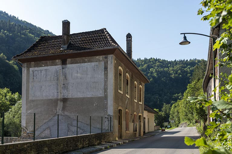 Logement, de trois quarts gauche (élévations antérieure et latérale gauche). © Sonia Dourlot / Région Bourgogne-Franche-Comté, Inventaire du patrimoine - 2019 Logement, de trois quarts gauche (élévations antérieure et latérale gauche). © Sonia Dourlot / Région Bourgogne-Franche-Comté, Inventaire du patrimoine - 2019
