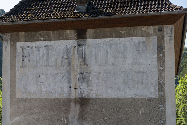 Logement, élévation latérale gauche : inscription peinte (filature teinturerie). © Sonia Dourlot / Région Bourgogne-Franche-Comté, Inventaire du patrimoine - 2019 Logement, élévation latérale gauche : inscription peinte (filature teinturerie). © Sonia Dourlot / Région Bourgogne-Franche-Comté, Inventaire du patrimoine - 2019