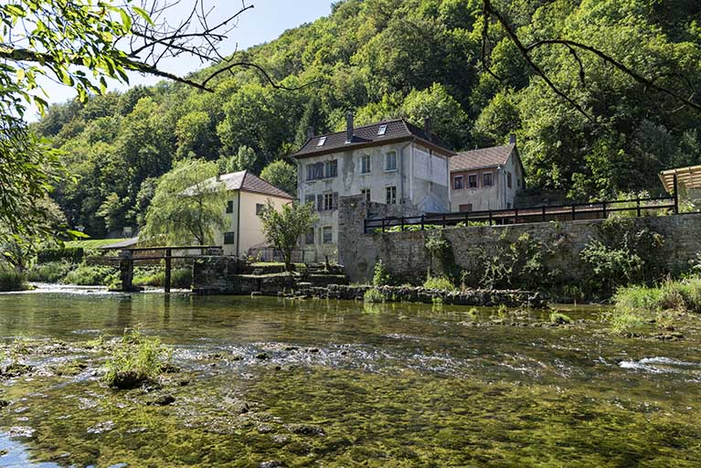 Vue d'ensemble, depuis la rive droite du Dessoubre (au nord-est). © Sonia Dourlot / Région Bourgogne-Franche-Comté, Inventaire du patrimoine - 2019 Vue d'ensemble, depuis la rive droite du Dessoubre (au nord-est). © Sonia Dourlot / Région Bourgogne-Franche-Comté, Inventaire du patrimoine - 2019