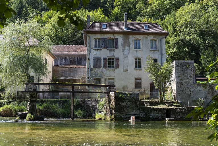 Vestiges de l'usine (avec vannage) et façade postérieure du logement. © Sonia Dourlot / Région Bourgogne-Franche-Comté, Inventaire du patrimoine - 2019 Vestiges de l'usine (avec vannage) et façade postérieure du logement. © Sonia Dourlot / Région Bourgogne-Franche-Comté, Inventaire du patrimoine - 2019