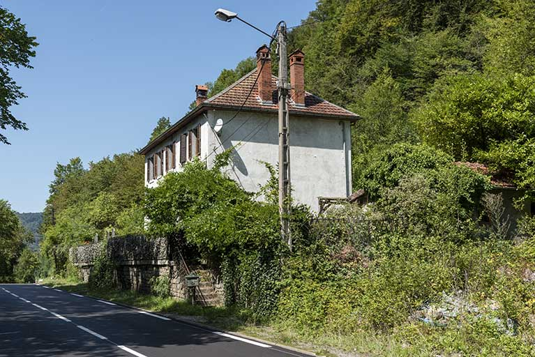 Ecole des forges au Gouffre du Lods, Liebvillers : vue d'ensemble, depuis l'est. © Sonia Dourlot / Région Bourgogne-Franche-Comté, Inventaire du patrimoine - 2019 Ecole des forges au Gouffre du Lods, Liebvillers : vue d'ensemble, depuis l'est. © Sonia Dourlot / Région Bourgogne-Franche-Comté, Inventaire du patrimoine - 2019
