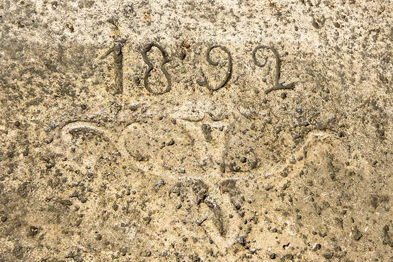 Date 1892 gravée sur le perron. © Sonia Dourlot / Région Bourgogne-Franche-Comté, Inventaire du patrimoine - 2019 Date 1892 gravée sur le perron. © Sonia Dourlot / Région Bourgogne-Franche-Comté, Inventaire du patrimoine - 2019
