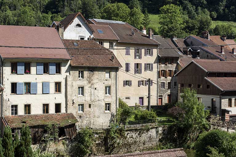Vue d'ensemble rapprochée, depuis le nord-ouest. Bâtiments place du Chapître et 2 impasse de la Tannerie à gauche, pignon de la tannerie à droite. © Sonia Dourlot / Région Bourgogne-Franche-Comté, Inventaire du patrimoine - 2019