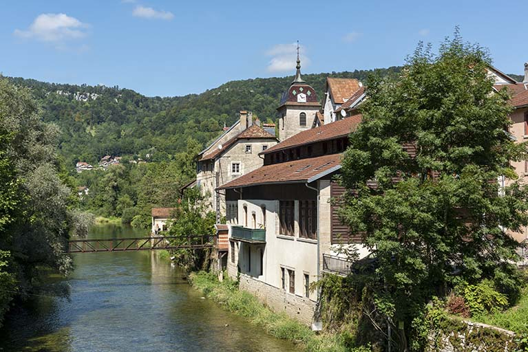 Tannerie (façade latérale droite) et passerelle, depuis le pont au sud. © Sonia Dourlot / Région Bourgogne-Franche-Comté, Inventaire du patrimoine - 2019