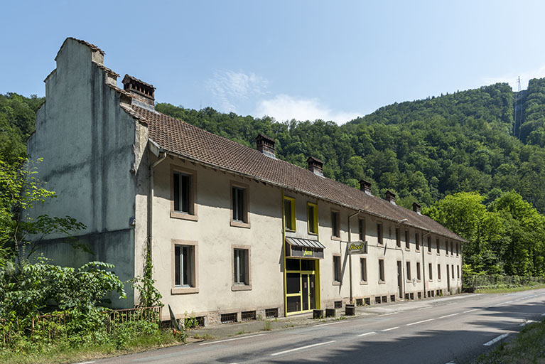 Bureau (anciens logements), depuis la route : façade antérieure, de trois quarts gauche. © Sonia Dourlot / Région Bourgogne-Franche-Comté, Inventaire du patrimoine - 2019