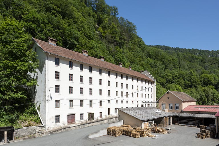Bureau (anciens logements) : façade postérieure, de trois quarts gauche. © Sonia Dourlot / Région Bourgogne-Franche-Comté, Inventaire du patrimoine - 2019