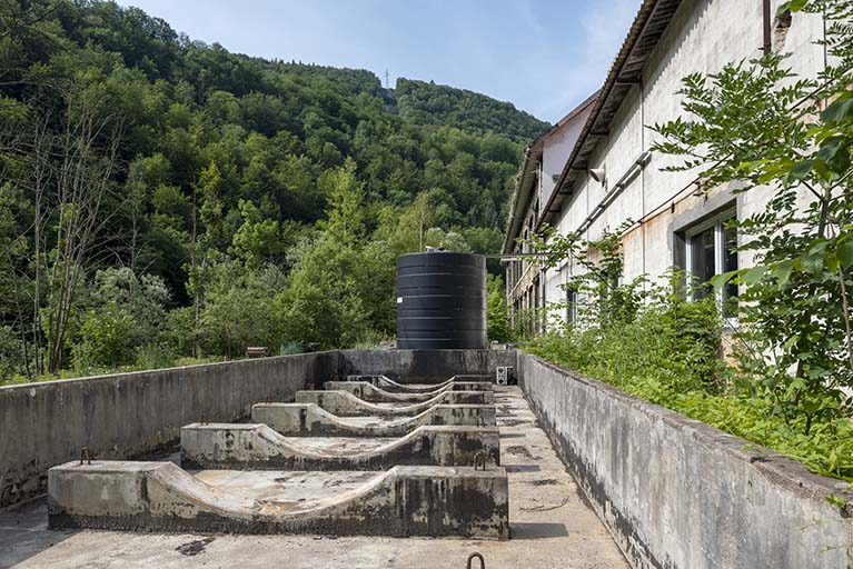 Magasin industriel (façade postérieure) et supports de cuve. © Sonia Dourlot / Région Bourgogne-Franche-Comté, Inventaire du patrimoine - 2019