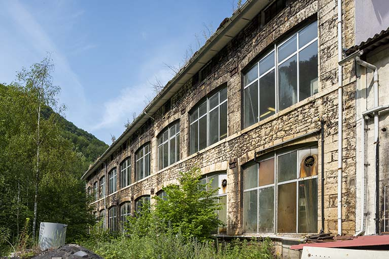 Atelier de fabrication (ancienne tréfilerie) : façade postérieure, vue en enfilade. © Sonia Dourlot / Région Bourgogne-Franche-Comté, Inventaire du patrimoine - 2019