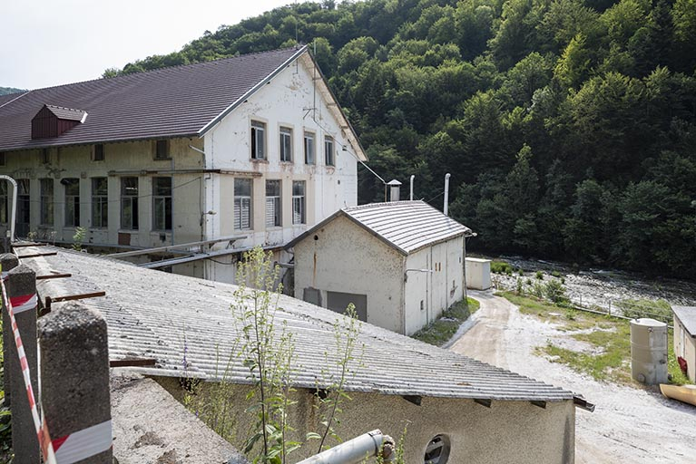 Atelier de fabrication (ancienne pointerie) : façades latérale droite et postérieure. © Sonia Dourlot / Région Bourgogne-Franche-Comté, Inventaire du patrimoine - 2019
