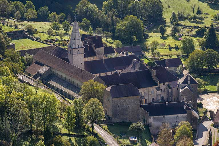 Vue  de l'abbaye  depuis Granges-sur-Baume. © Jérôme Mongreville / Région Bourgogne-Franche-Comté, Inventaire du patrimoine - 2019