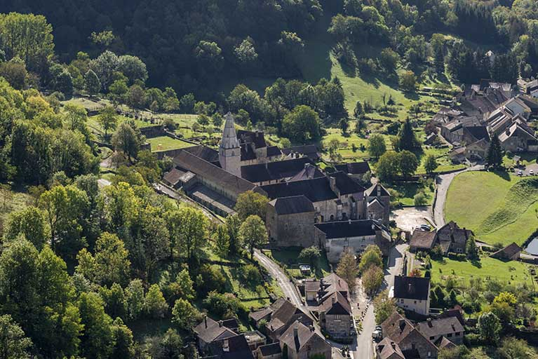 Vue  de l'abbaye  depuis Granges-sur-Baume. © Jérôme Mongreville / Région Bourgogne-Franche-Comté, Inventaire du patrimoine - 2019